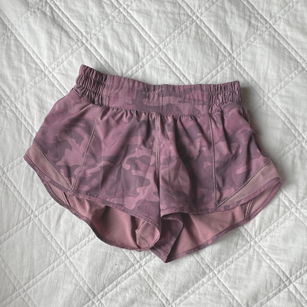 RARE lululemon hotty hot 2.5 inch shorts in pink camo 4